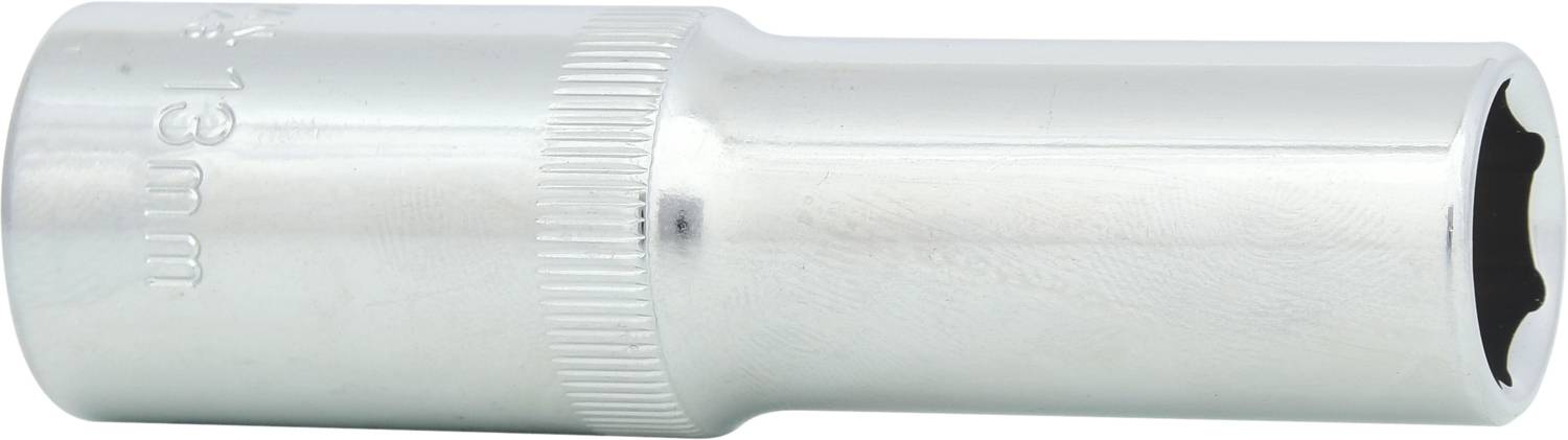 Stříbrná šestihranná matice s vyražením '13mm'. Vhodná pro šroubovací práce, lesklý povrch, válcovitý tvar.