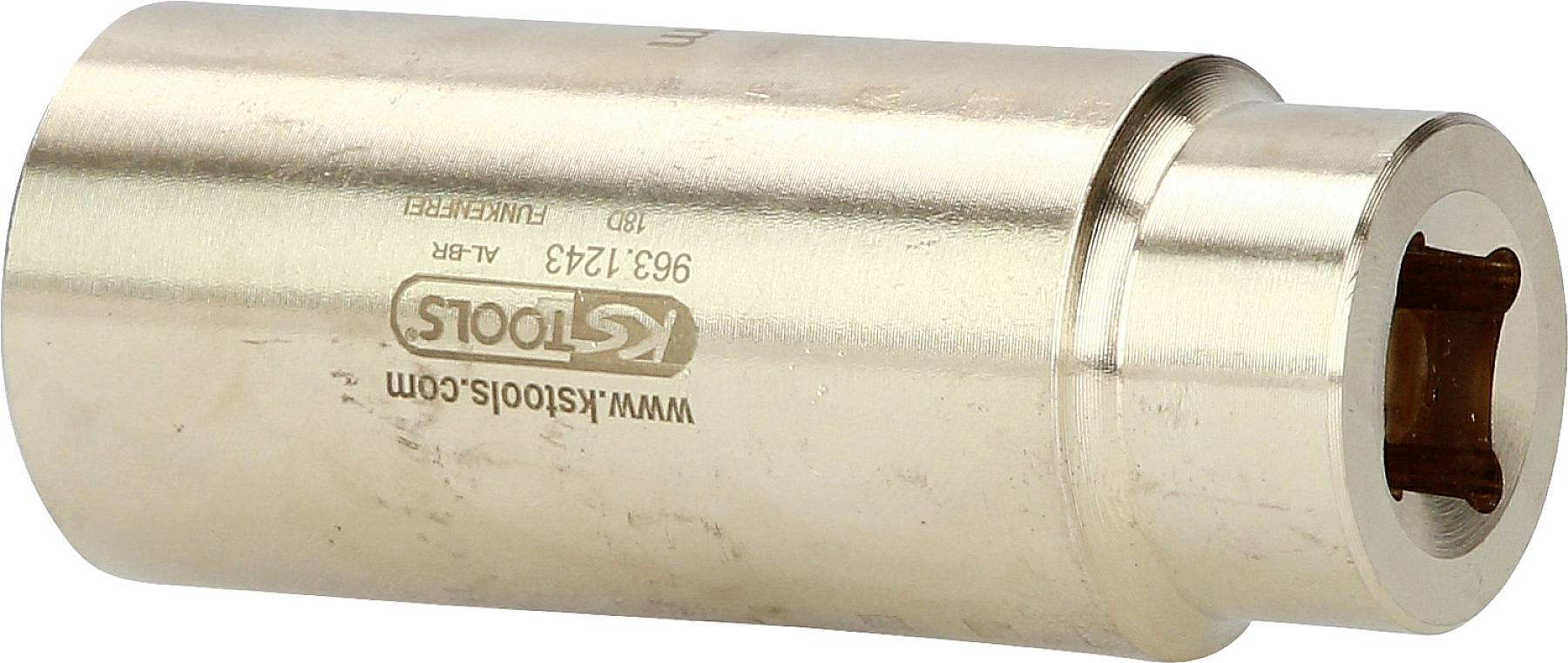 Na obrázku je vidět kovová nástrčná hlavice s nápisem 'KS Tools', která se používá při práci s klíči.