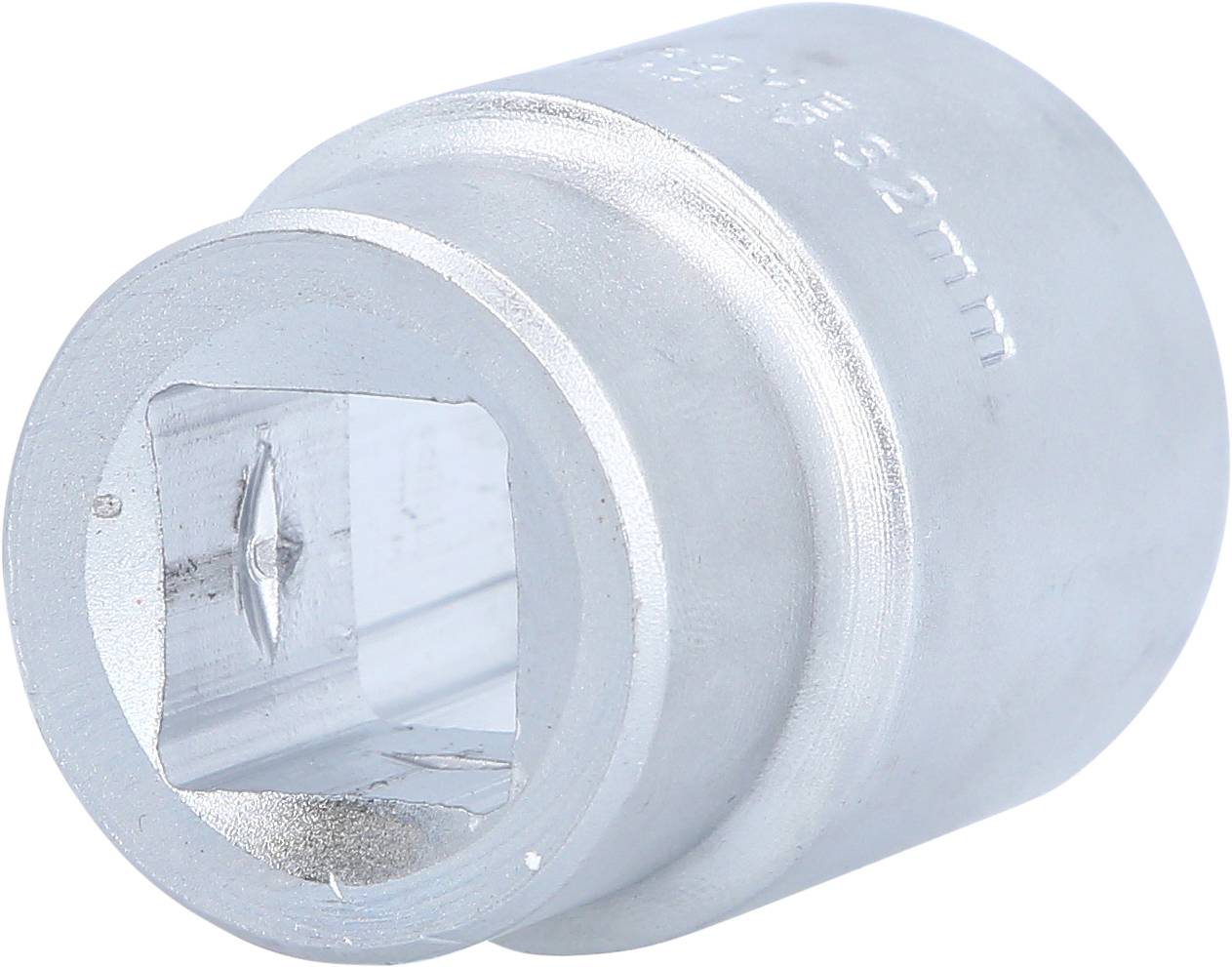 Stříbrná nástrčná matice se čtvercovým otvorem a vtisknutým nápisem '32 mm', určená k použití s nástrčným klíčem.