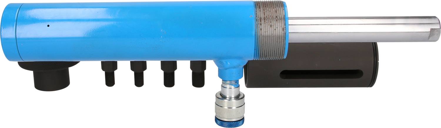 Hydraulický válec v modré barvě se stříbrným koncem tyče, vedle čtyř černých upevnění válce a černého držáku.