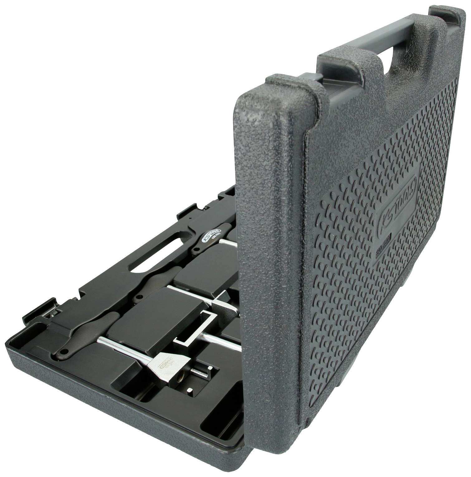 Černý plastový kufřík s držadlem, lehce otevřený, ukazuje kovový vložený organizér pro bezpečné uložení a přepravu nástrojů.