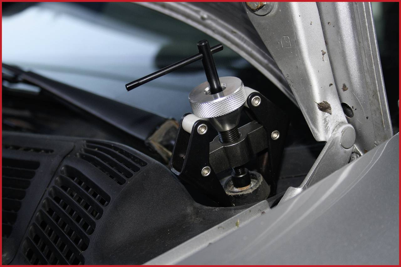 'Nástroj vytahuje rameno stěrače z automobilu.'