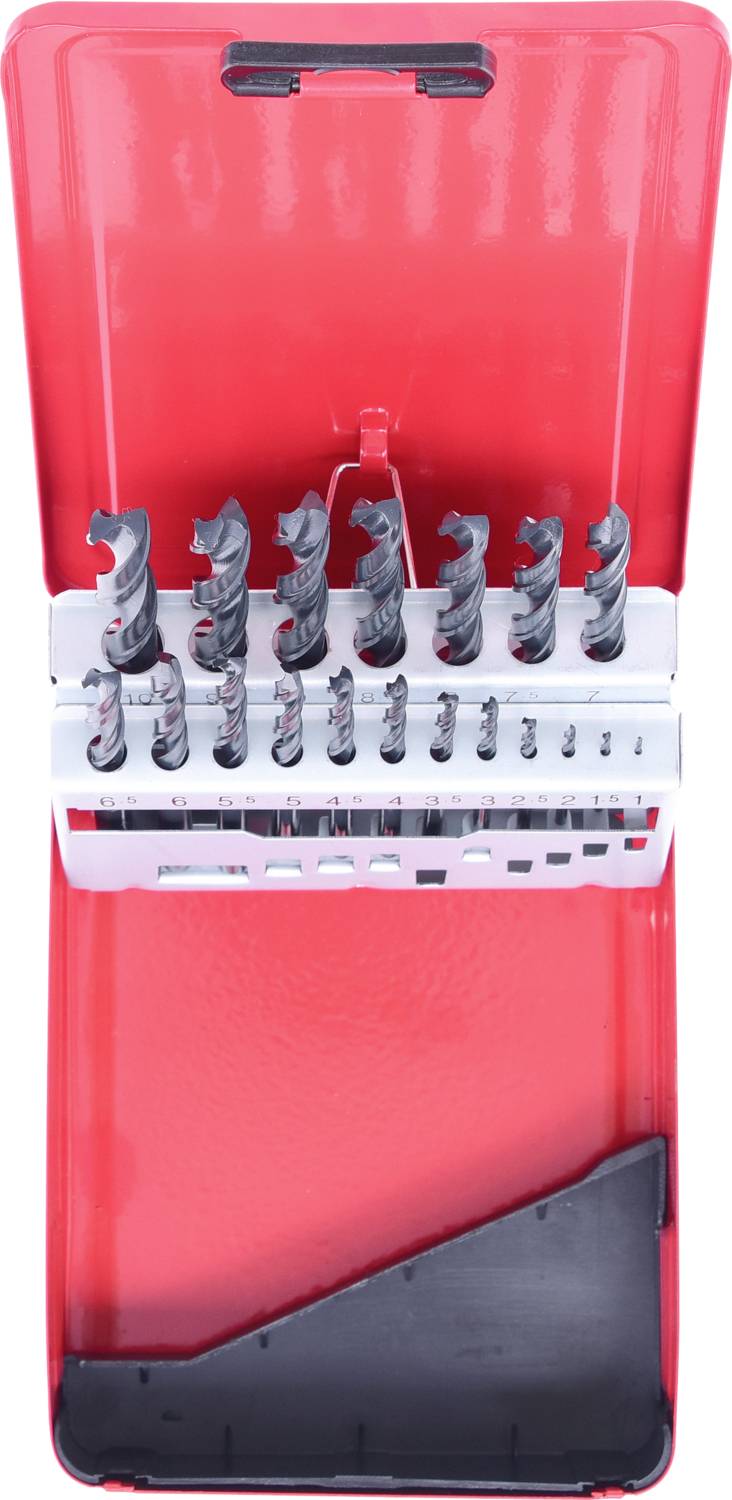 Červený kovový kufřík s náhradními vrtáky v různých velikostech, pečlivě uspořádanými v držácích.