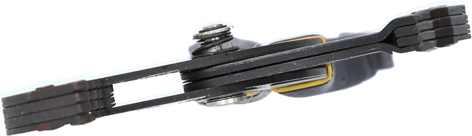 Pohled shora na zavřený kapesní nůž s černou čepelí a zajišťovacím mechanismem, který odhaluje konstrukční detaily.