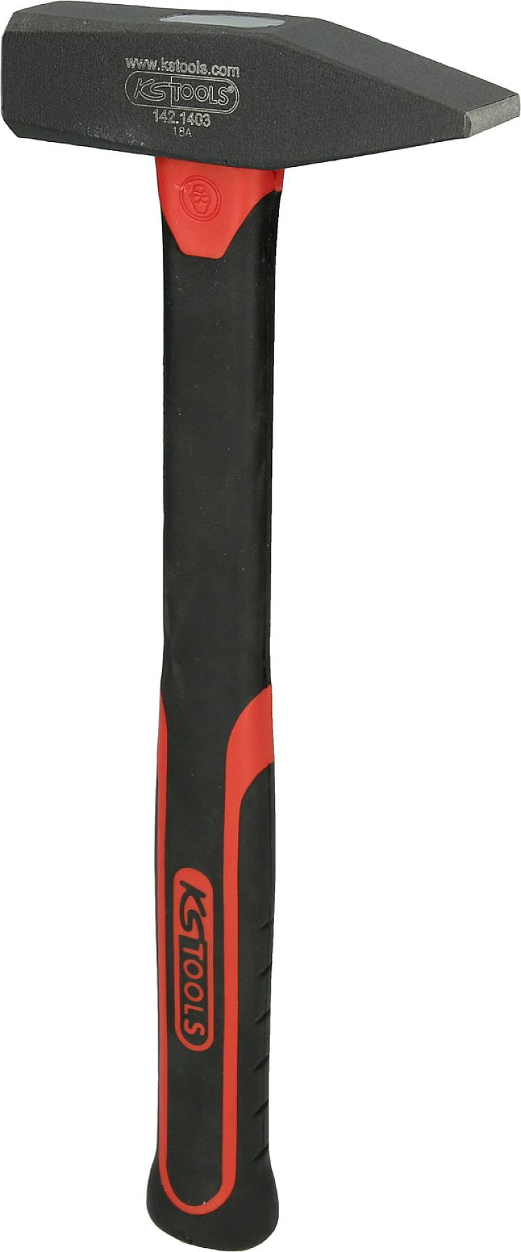 Černé kladivo s červenou rukojetí, na které je napsáno 'KS TOOLS'. Kladivo má obdélníkovou kovovou hlavu.