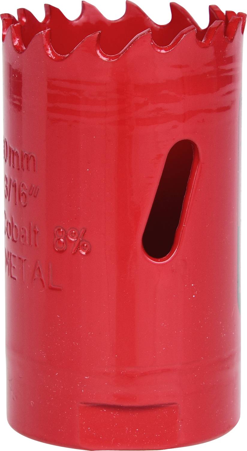 Červený nástavec pilového vrtáku s ozubeným okrajem, navržený pro obrábění kovů. Boční pohled se šikmým drážkovým otvorem pro odvod třísek.