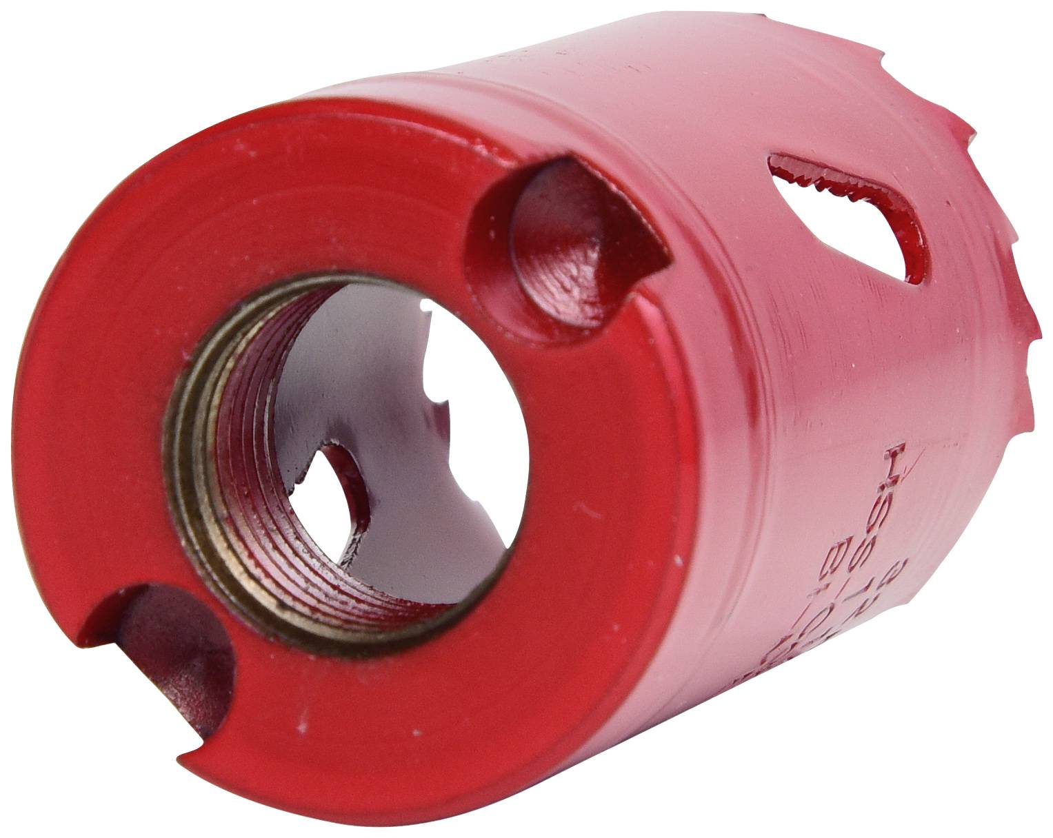 Červený nástavec na děrovací pilu s ostrými zuby a několika kruhovými otvory je zobrazen z určitého úhlu.