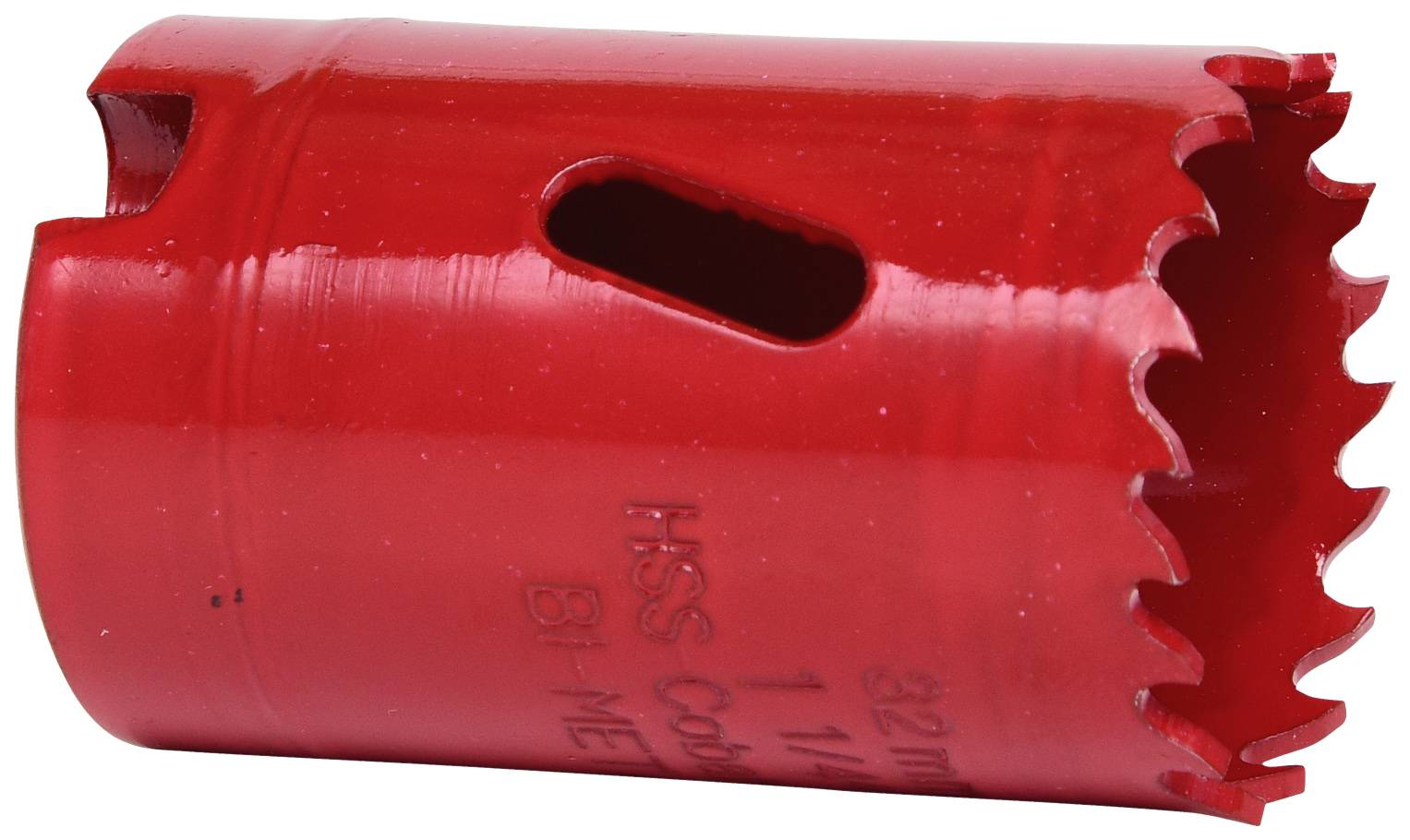 Červený kovový pilový list na děrování s ostrými zuby a nápisem 'HSS Kobalt'. Používá se k řezání kruhů v různých materiálech.