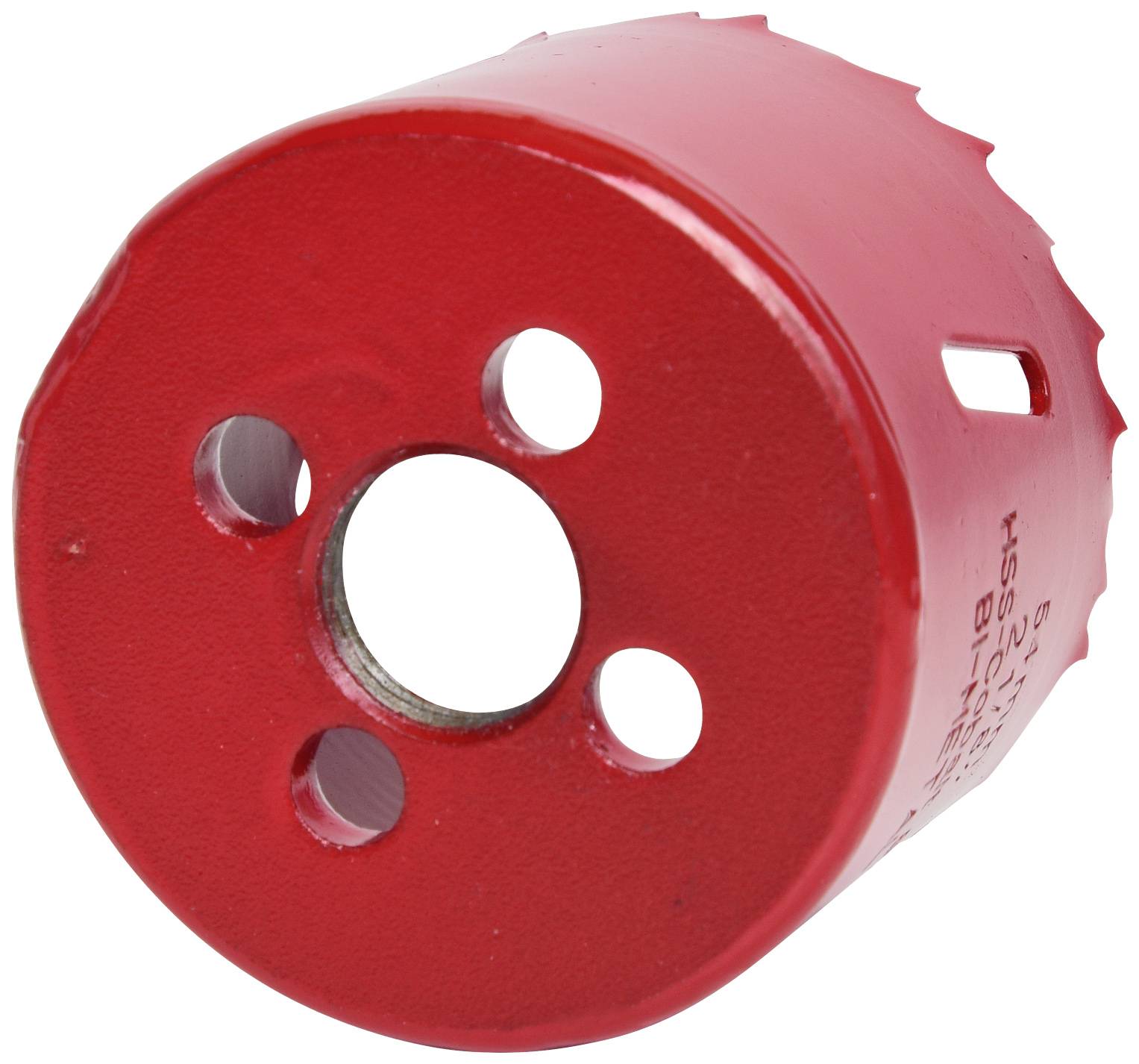 Červený nástavec na děrovací pilu se čtyřmi malými otvory kolem centrálního většího otvoru, vhodný pro vrtání velkých děr do materiálů.