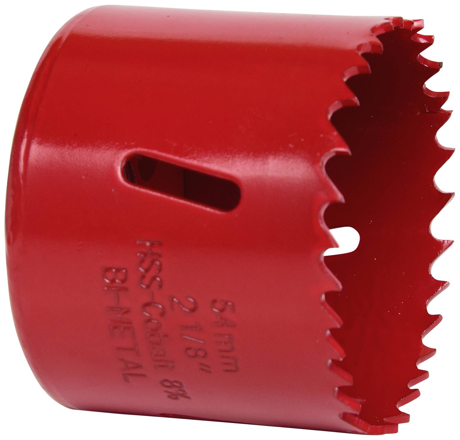 Červená děrovací pilka z bimetalového materiálu se zubaným okrajem a větracími otvory, označená velikostí a materiálem. Nástroj pro přesné vrtání.