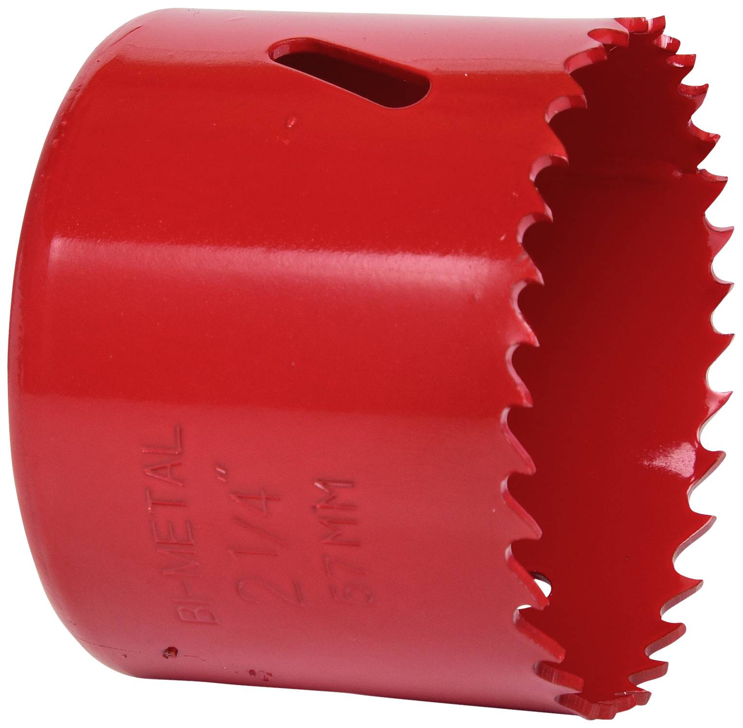Červená kovová děrovací pila s ozubenými zuby s nápisem "2 1/4" 57mm" na straně.