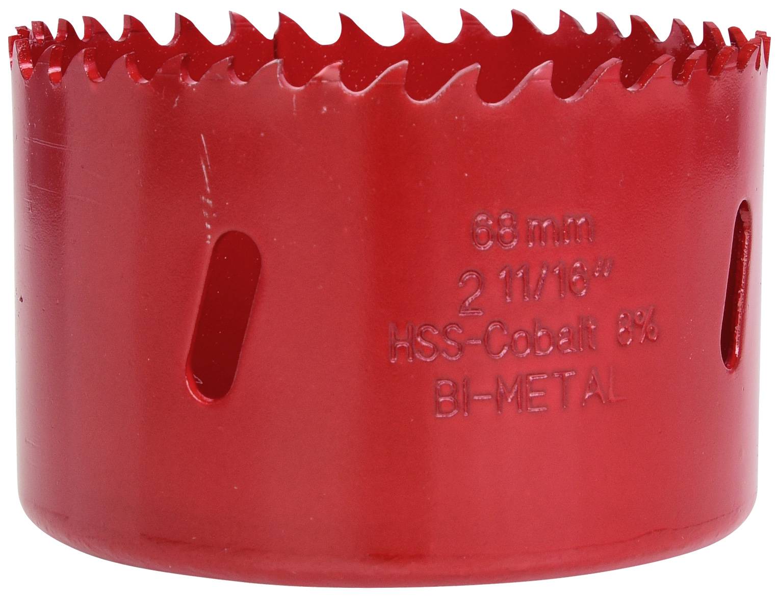 Kulatý, červený nástavec děrovky z kovu, velikost 68 mm, 2 11/16 palce, s označeními 'HSS-Kobalt 8%' a 'BI-METAL' pro použití v tělových vrtačkách.