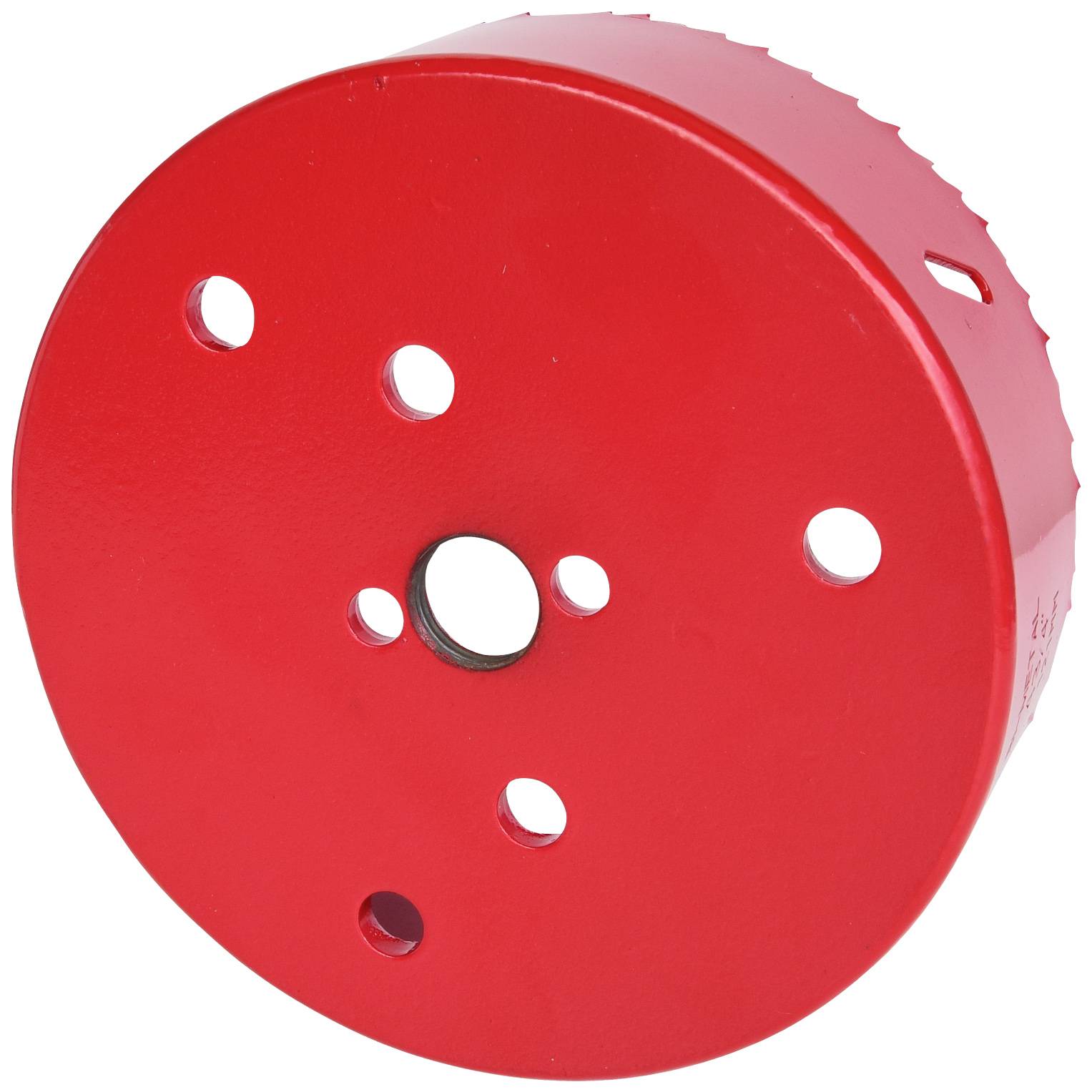 Červený nástavec pilové korunky s několika vrtanými otvory, vhodný pro opracování dřeva.