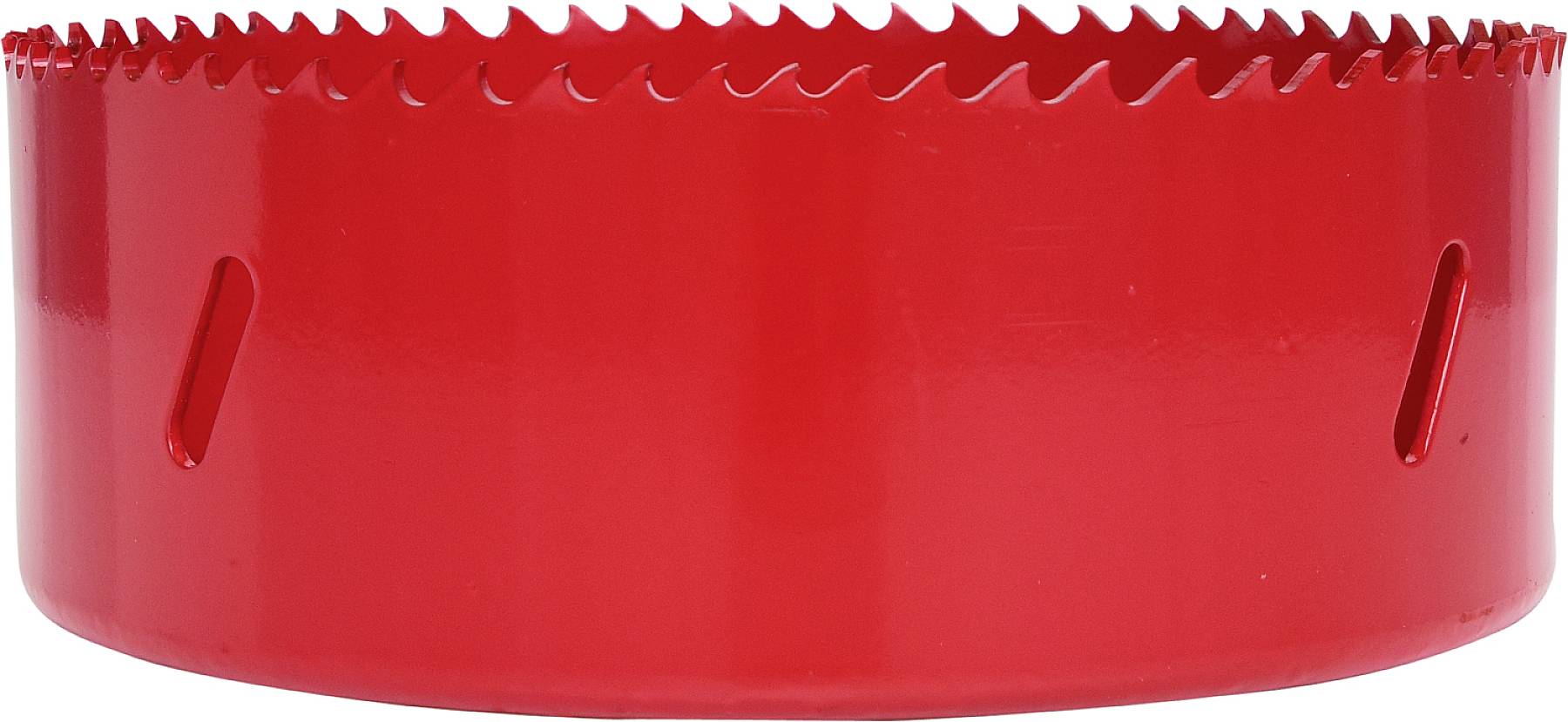 Červený pilový kotouč s ozubeným okrajem, používaný pro vrtání velkých kruhových otvorů do materiálů, jako jsou dřevo nebo kov.