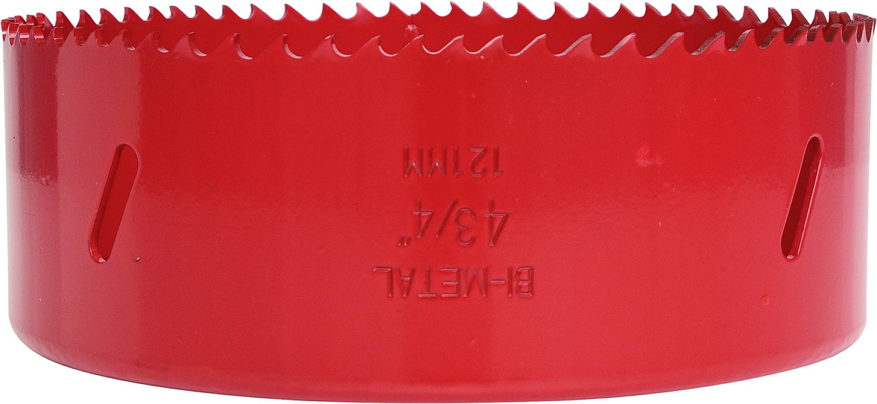 Červený nástavec děrovky s ozubeným okrajem, vhodný pro vrtání velkých otvorů v materiálech. Nápis: 'Bi-Metal 4 3/4".'