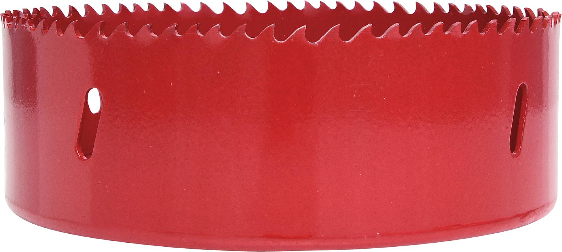 Červený nástavec pilové vrtací korunky s ozubeným okrajem, vhodný pro vrtání do dřeva nebo kovu.
