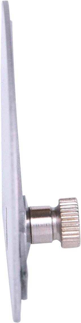 Boční pohled na plochou kovovou desku s rýhovaným šroubem pro upevnění nebo seřízení.