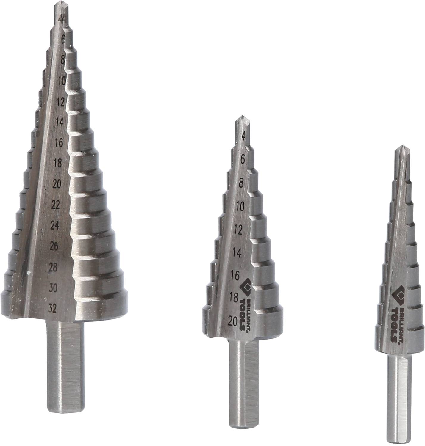 Tři různě velké stupňovité vrtáky z kovu, každý s vyznačenými průměry vrtání od 4 do 32 mm.