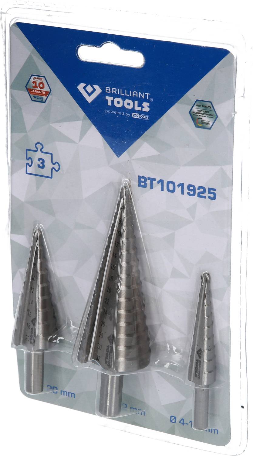 Tři stupňovité vrtáky v balení značky 'Brilliant Tools'. Jsou viditelné různé velikosti. Balení s modrým horním víkem.
