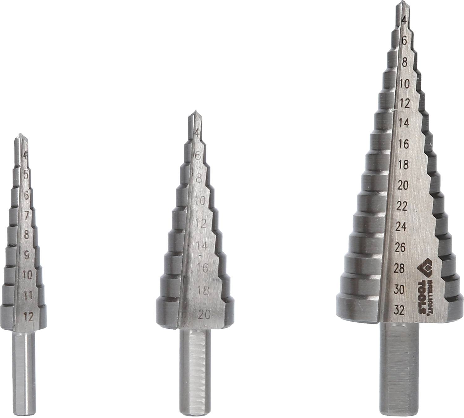 Tři stříbrné kovové stupňovité vrtáky různých velikostí, očíslované od 4 do 32, stojí vedle sebe ve svislé poloze.