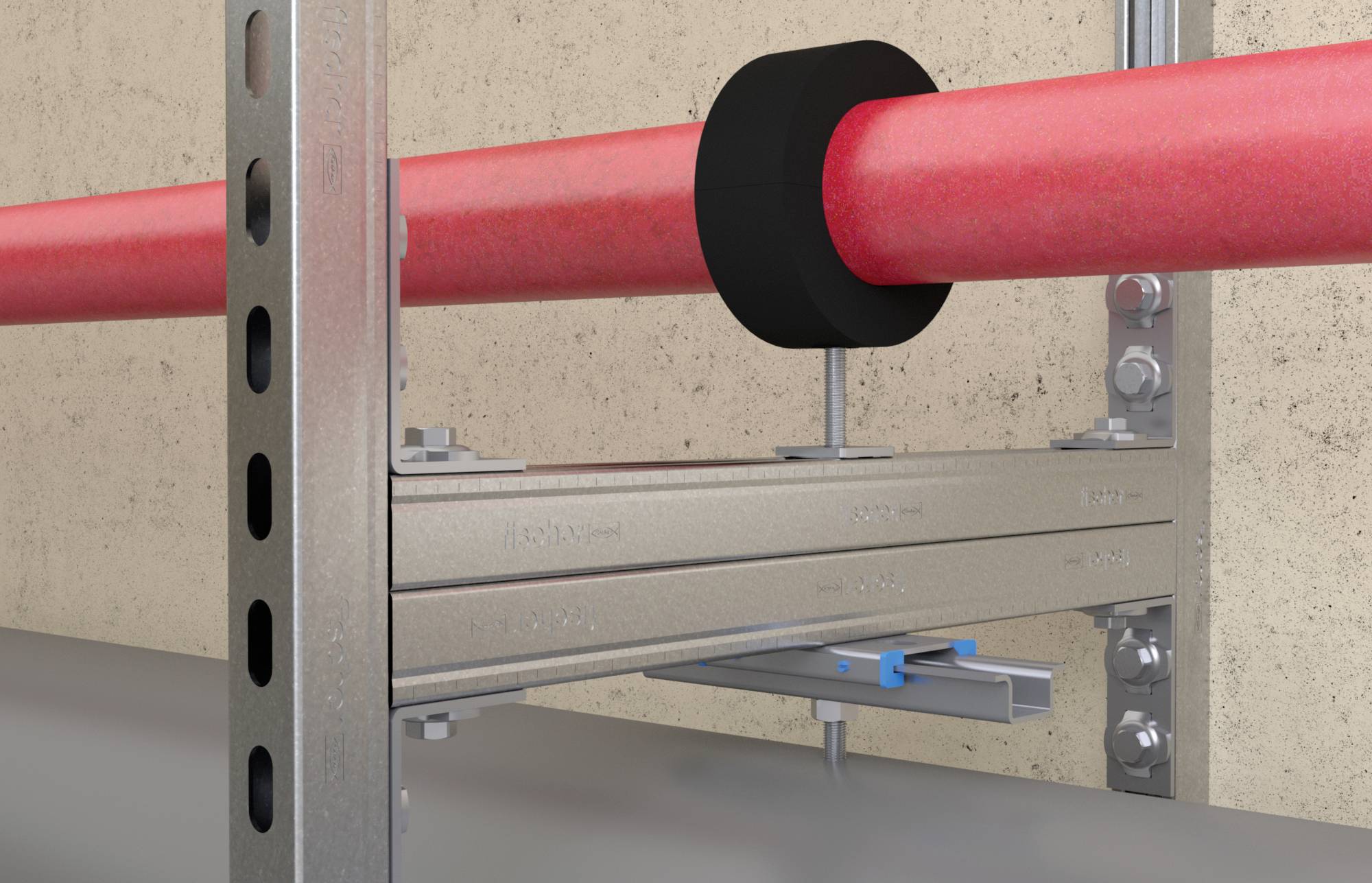 Kovový rám drží izolované červené potrubí na stěně. Potrubí je zajištěno svorkou a podepřeno černou konzolí.