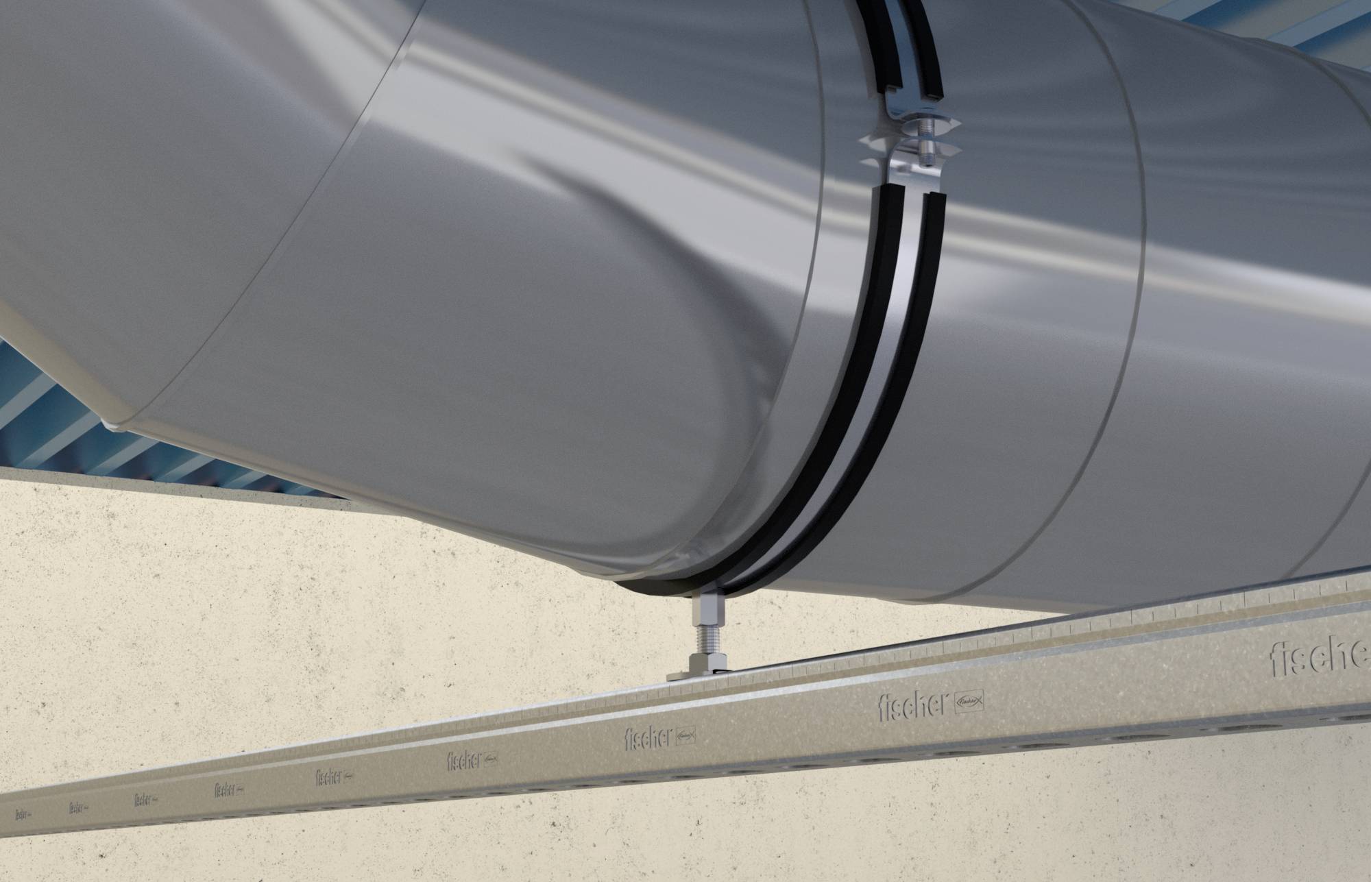 Velký stříbrný ventilační kanál je připevněn pomocí držáku ke betonové střešní desce. V pozadí je částečně viditelné modré pozadí.