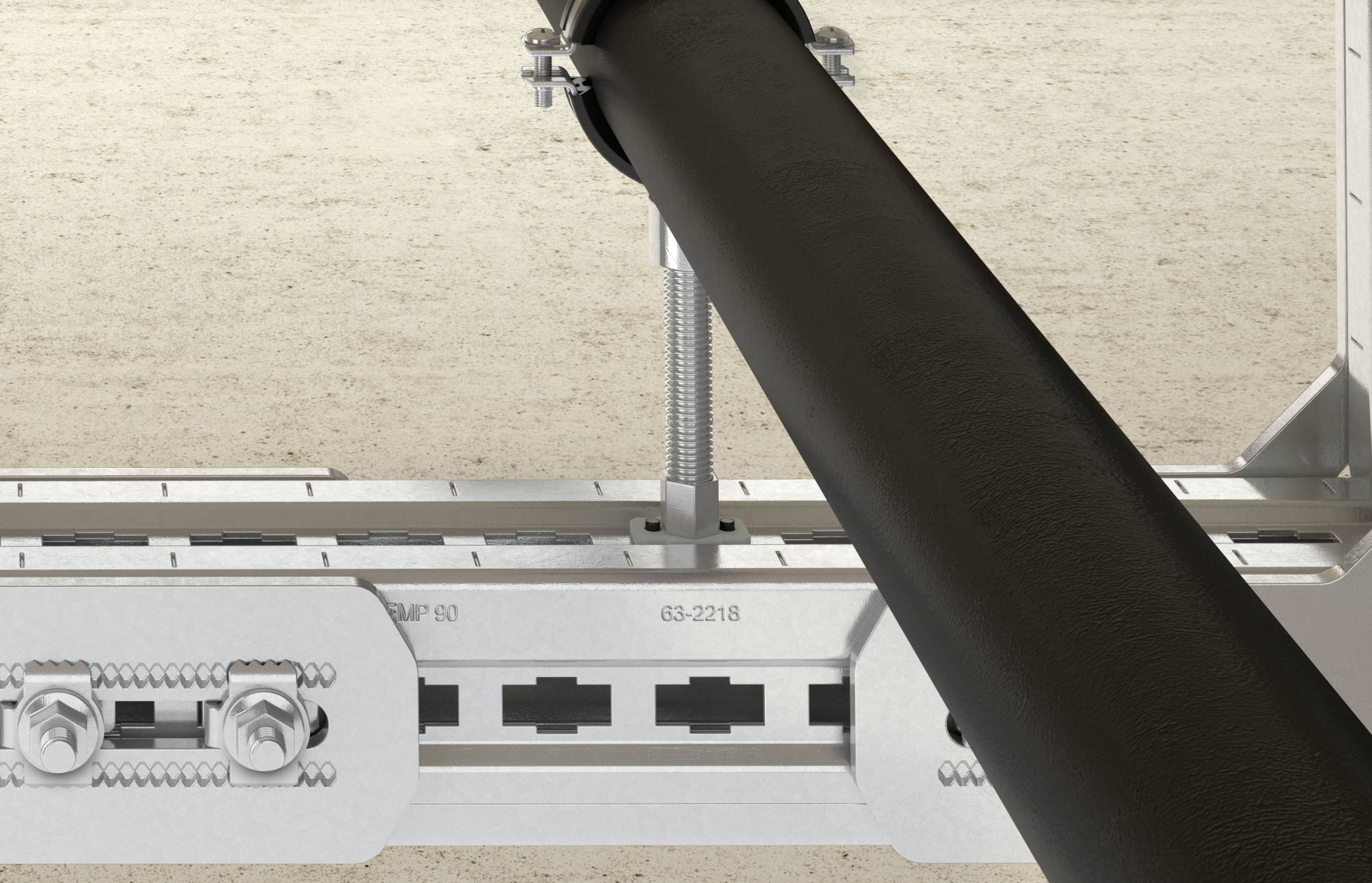 Systém upevnění potrubí namontovaný na kovovém kolejnicovém profilu na betonovém podkladu, který zobrazuje detaily držáku a jeho připojení k kolejnici.