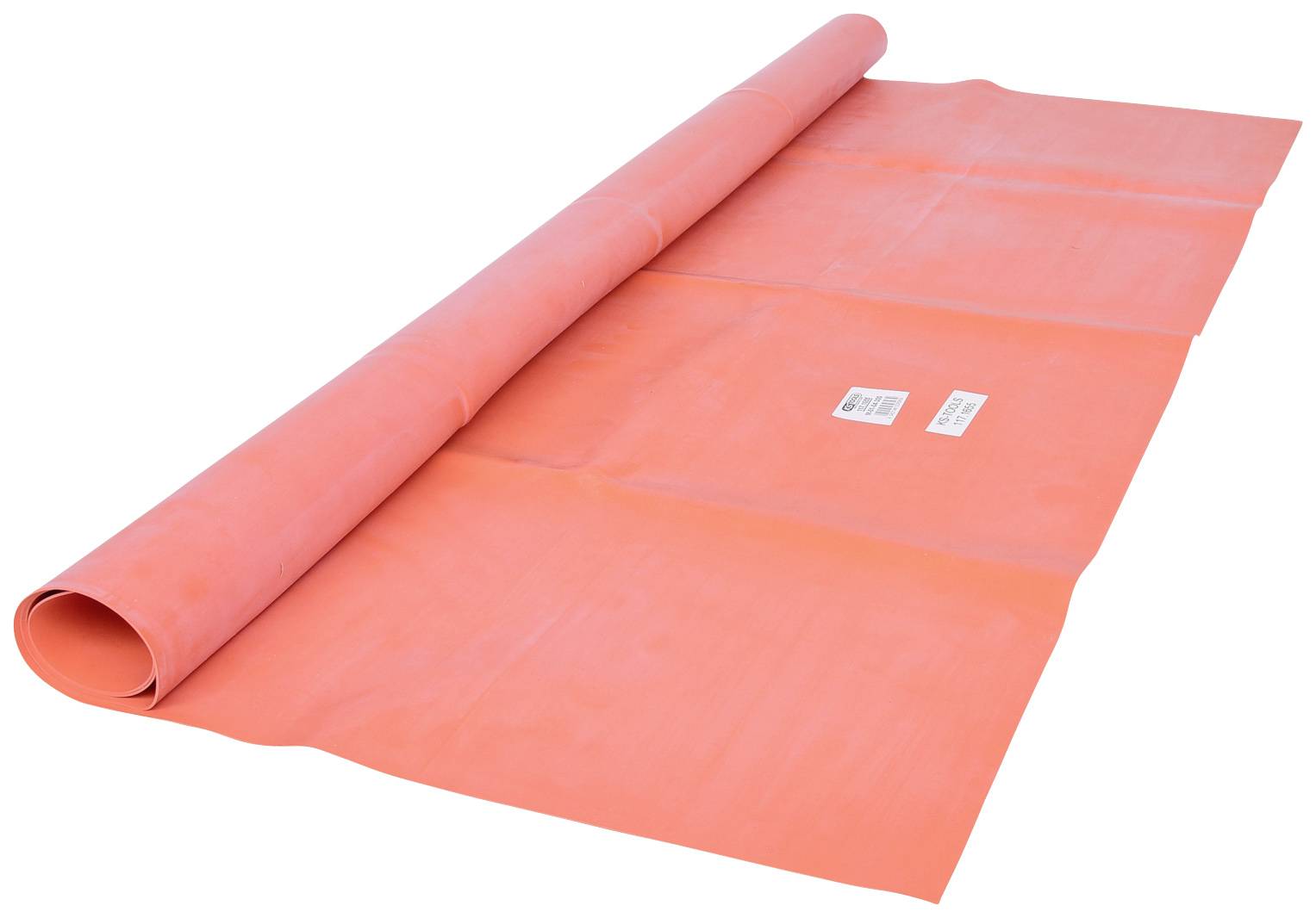 Na podlaze leží částečně rozvinutá růžová plastová fólie svinutá do role.