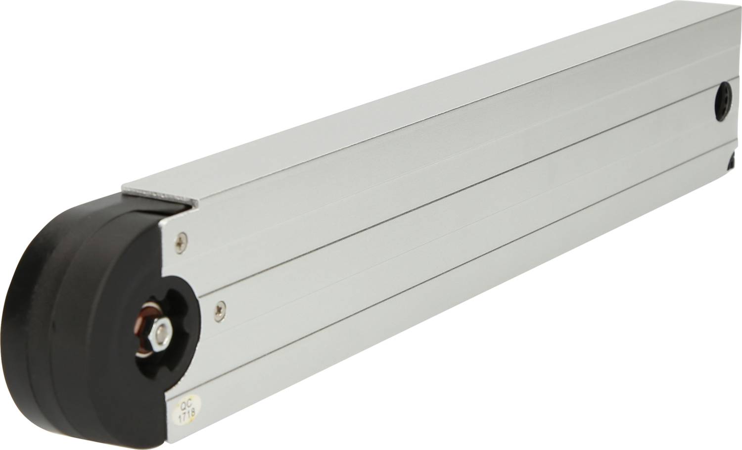 Kovová lišta se zaoblenými černými konci, pravděpodobně součást stroje nebo zařízení, na neutrálním pozadí.