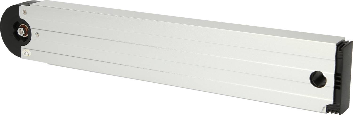 Obdélníkový kovový válec s černým víčkem na jednom konci a otvorem na straně. Pravděpodobně se používá v technických aplikacích.