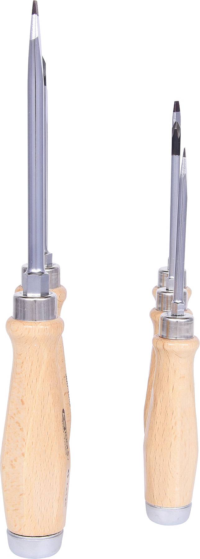 Několik šroubováků se dřevěnými rukojeti uspořádaných ve vzestupné velikosti.