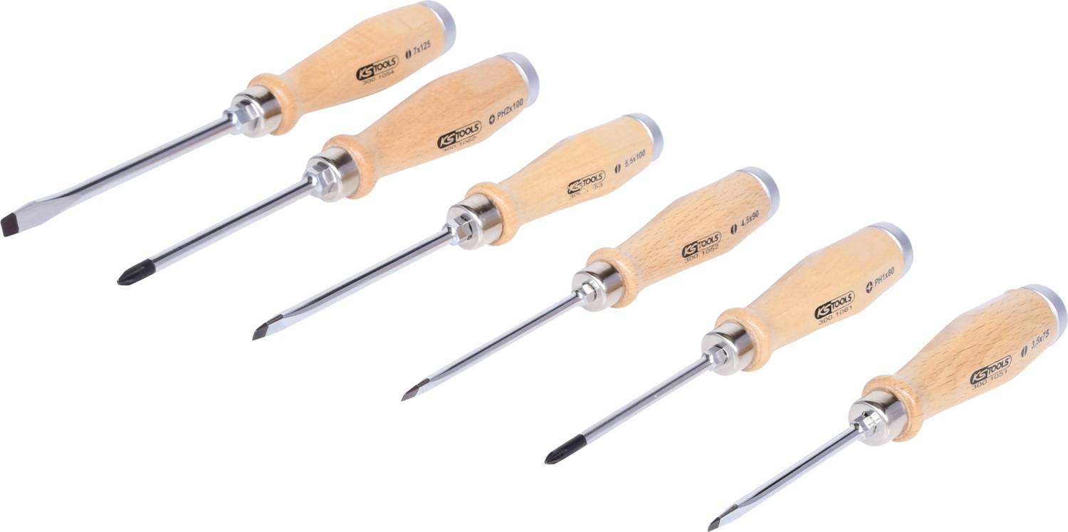 Šest šroubováků s dřevěnými rukojeťmi uspořádaných do řady, s plochými a křížovými nástavci, na bílém pozadí.