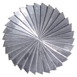 Stříbrný, kovově vypadající kruhový předmět s radiálně symetrickým vzorem záhybů.