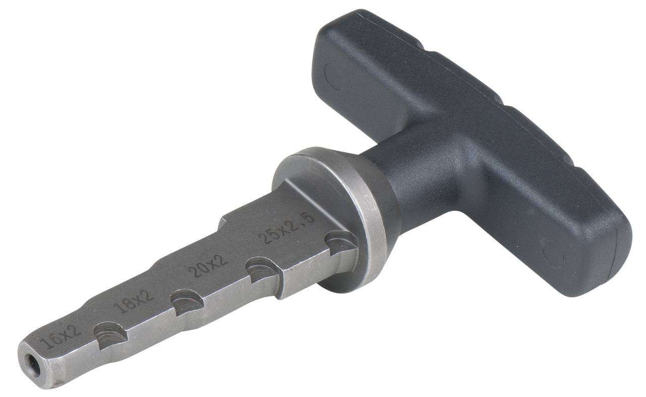 Stříbrný stupňovitý vrták s černou T-rukojetí má různé rozměrové značení: 16x2, 18x2, 20x2, 25x2.5.