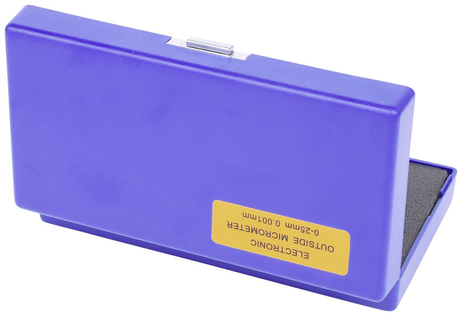 Modrý plastový kufřík s žlutým štítkem s nápisem "Electronic Outside Micrometer" je lehce otevřený.