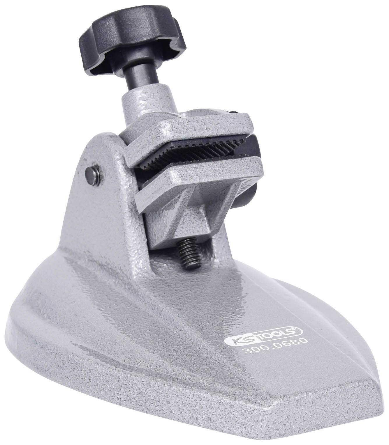 Stříbrný svěrák na stabilním podstavci s černým otočným knoflíkem pro nastavení. Logo značky a číslo modelu jsou vyraženy na základně.