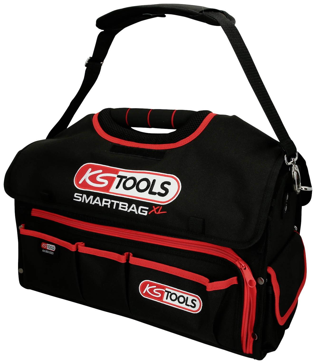 Černá taška na nářadí s červeným lemováním a několika přihrádkami. Potisk 'KS Tools Smartbag XL'. Nastavitelný ramenní popruh a rukojeť nahoře.