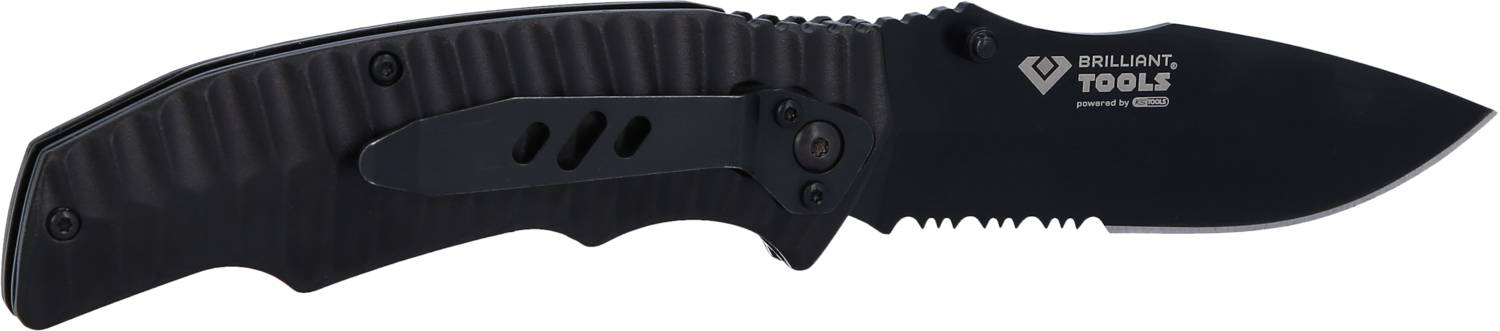 Černý skládací nůž s vroubkovanou čepelí, složený. Na čepeli je napsáno 'Brilliant Tools'.