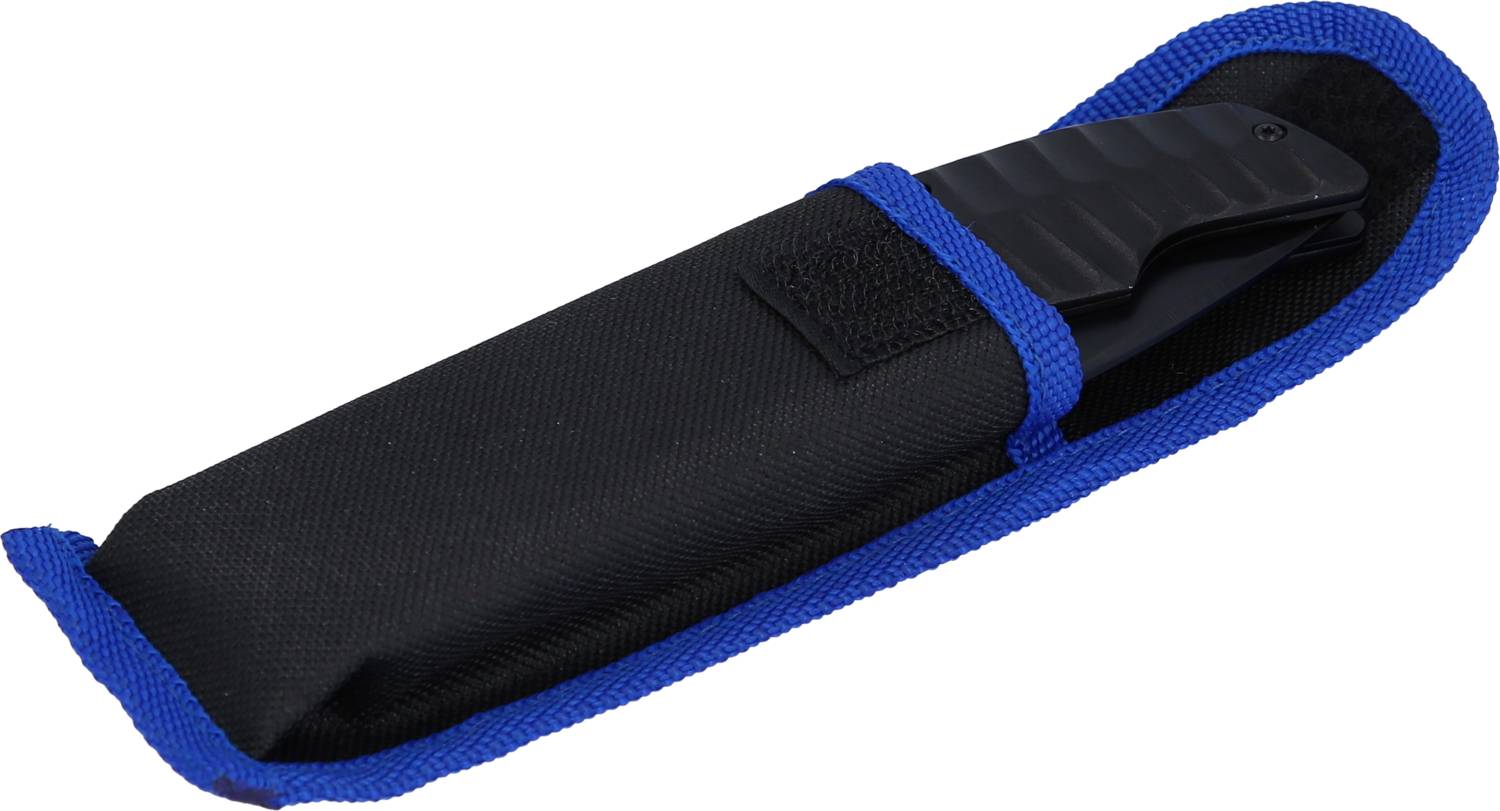 Černé pouzdro s modrým lemováním obsahuje kapesní nůž. Pouzdro je částečně otevřené a odhaluje nůž.