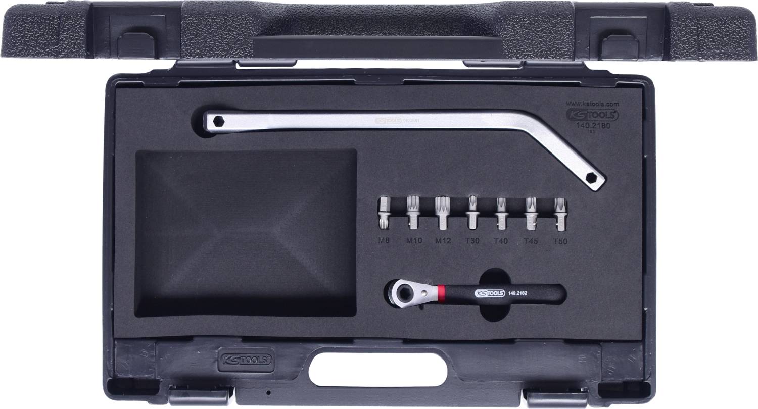 Sada nářadí s ráčnou, prodlužovací tyčí a nástavci různých velikostí, pečlivě uspořádaná.