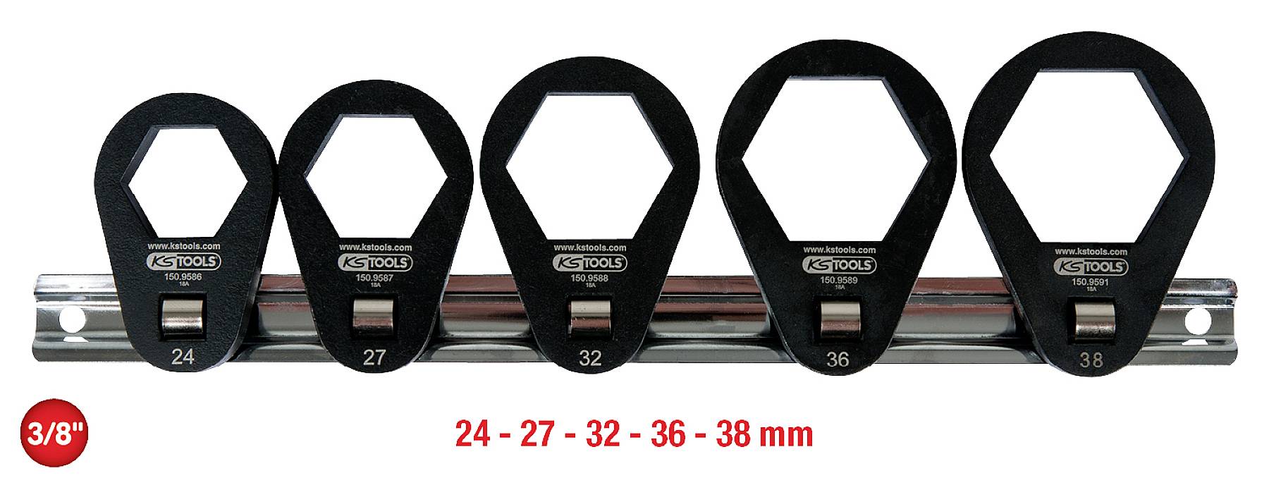 Pět černých francouzských klíčů na držáku, označených velikostmi 24, 27, 32, 36, 38 mm. Červený symbol zobrazuje '3/8'.