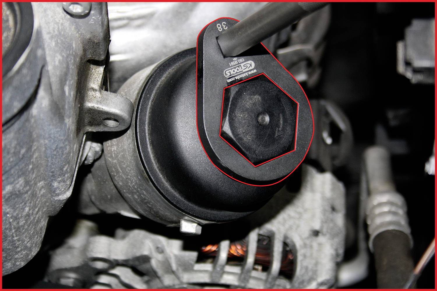 Víko olejového filtru automobilového motoru viditelné se speciálním nástrojem pro výměnu. Klíč zapadá do šestihranného tvaru.