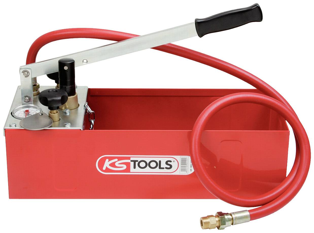 Červená tlaková zkušební pumpa s černou rukojetí, tlakoměrem a červeným hadicí. Potisk 'KS TOOLS'. Používá se pro tlakové zkoušky.