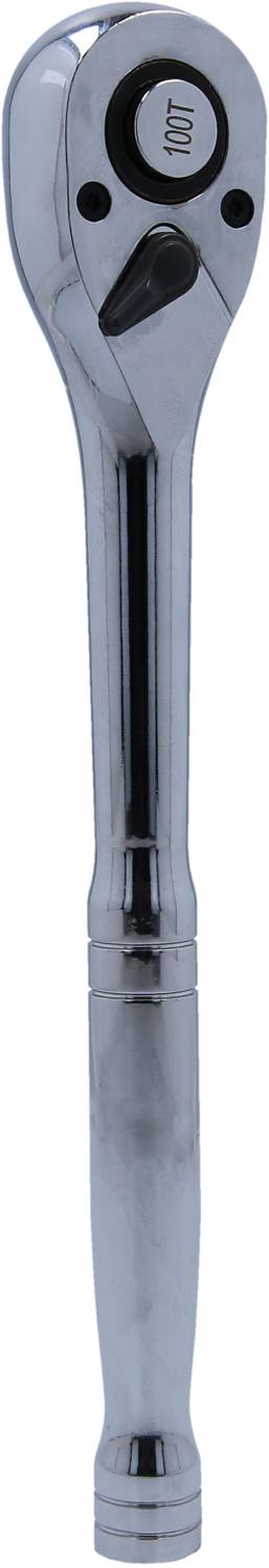 Chromovaný ráčnový klíč s ergonomickou rukojetí, vhodný pro mechanické práce nebo opravy.