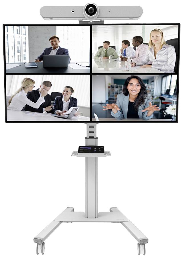 Monitor zobrazuje čtyři účastníky konference ve virtuální schůzce. Všichni aktivně interagují. Obrazovka je umístěna na mobilním stojanu s kamerou.