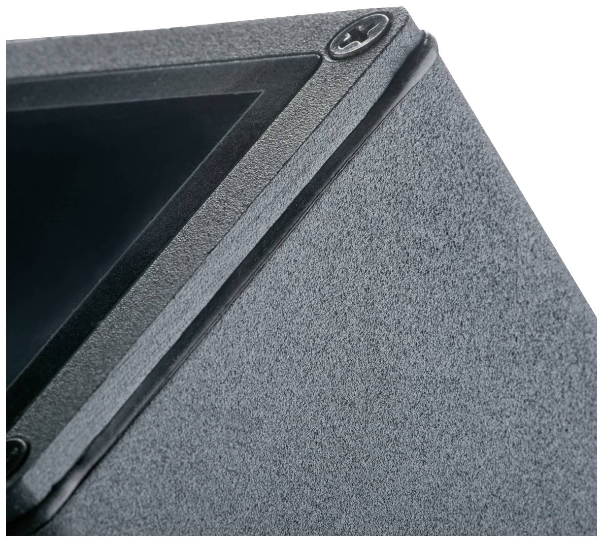 Detailní záběr černého, strukturovaného rohu obdélníkového předmětu s detaily šroubů.