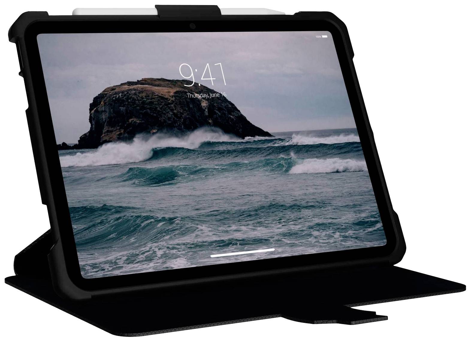 Tablet v ochranném pouzdře zobrazuje zamčenou obrazovku s časem 9:41 a pozadím bouřlivé mořské krajiny.
