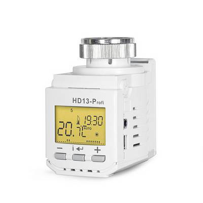 Elektronický termostat topného tělesa s digitálním displejem ukazuje 20,7 °C. Funkce pro regulaci teploty jsou viditelné.