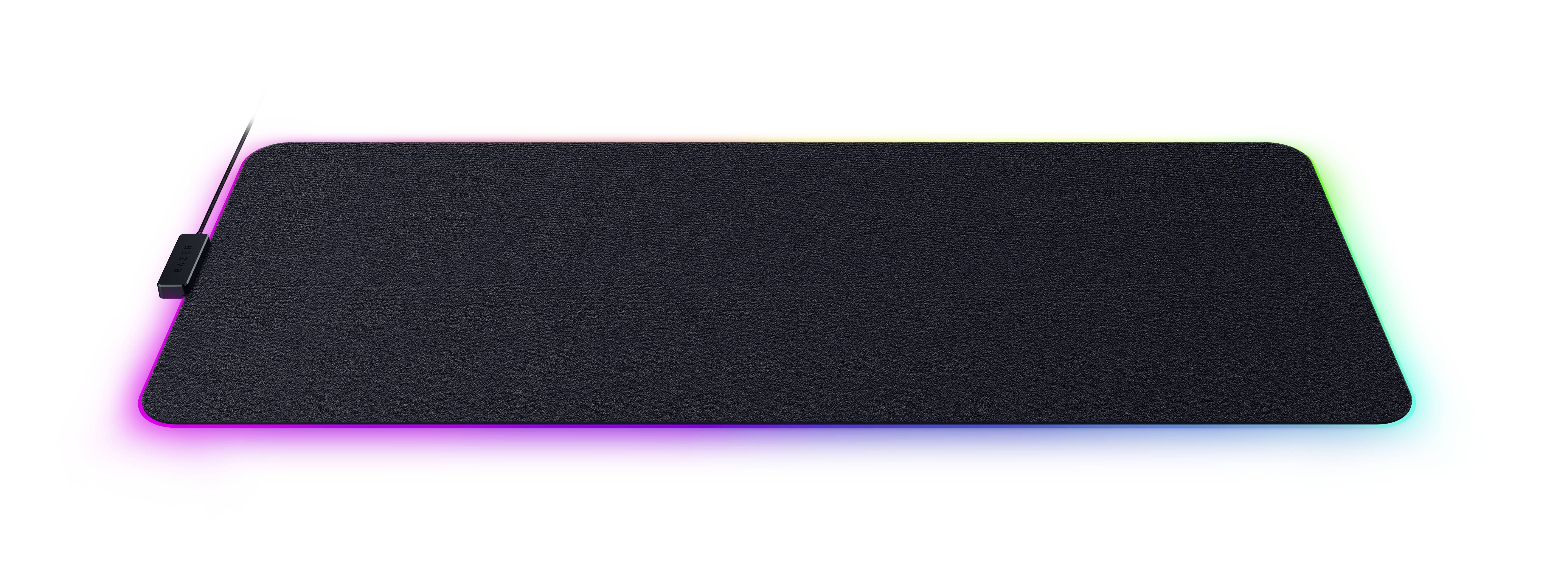 Černá podložka pod myš s RGB osvětlením na okrajích, která svítí v různých barvách. Kabel je připevněn v horním rohu.