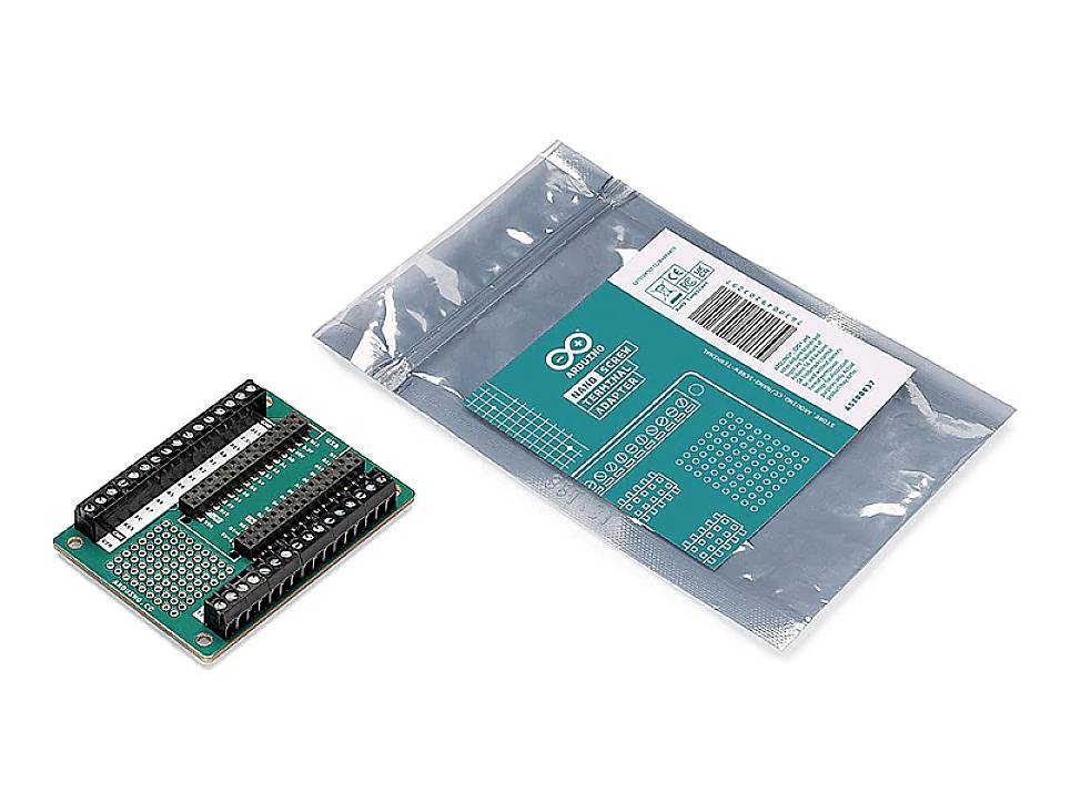 Arduino Proto Shield vedle původního obalu. Rozšiřující deska mikrořadiče s kontakty pro tvorbu prototypů.